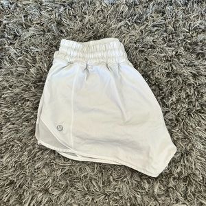 lululemon hotty hot shorts 2.5’ white